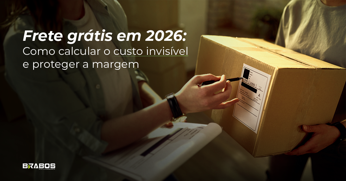 Imagem checando etiqueta de envio de embalagem para trazer alusão do tema do artigo que é sobre frete grátis em uma margem segura